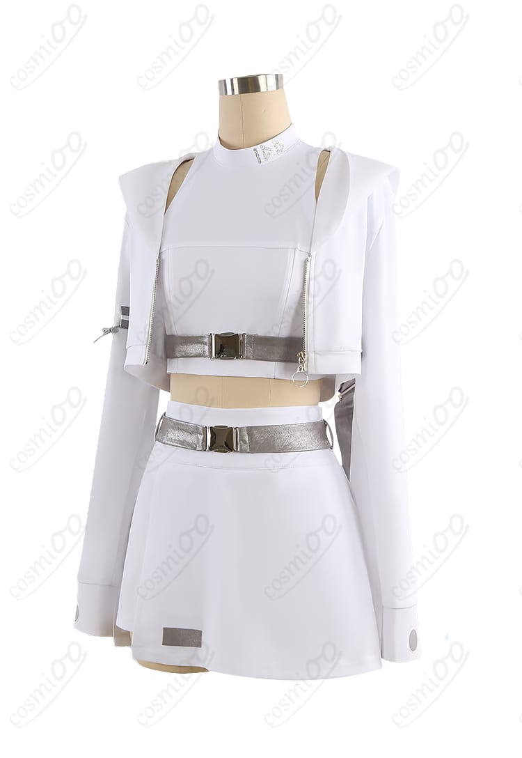 コスプレ衣装の左側面。袖口の形状とショートパンツの重なりディテールを強調したカット