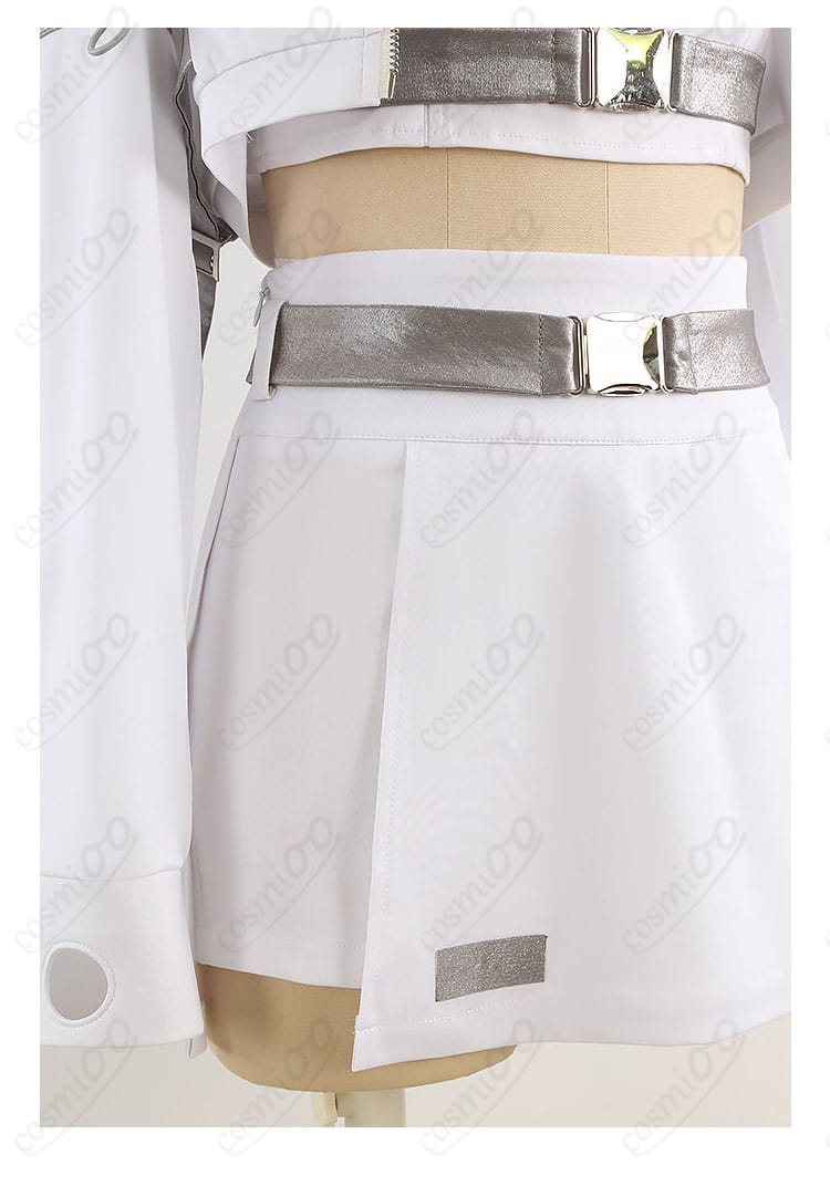 スカート風ショートパンツの装飾アップ。裾のステッチとレイヤー構造、素材の質感