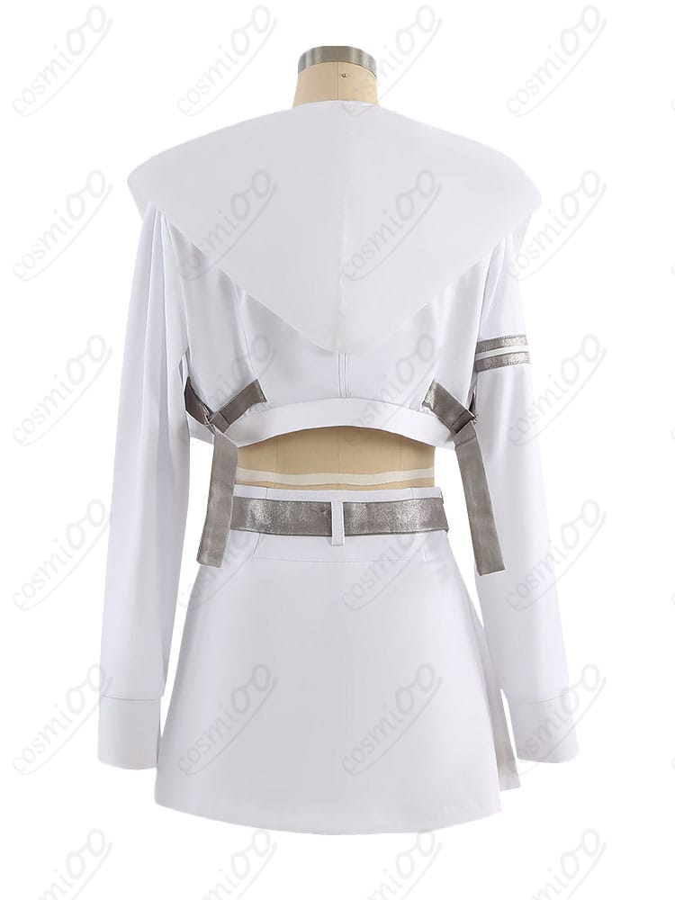 コスプレ衣装の背面。背中のファスナー位置とジャケットの後ろ裾ライン、ベルトの通し方