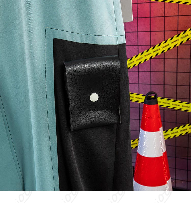 パンツのフラップポケットとボタン・ステッチワークの詳細写真