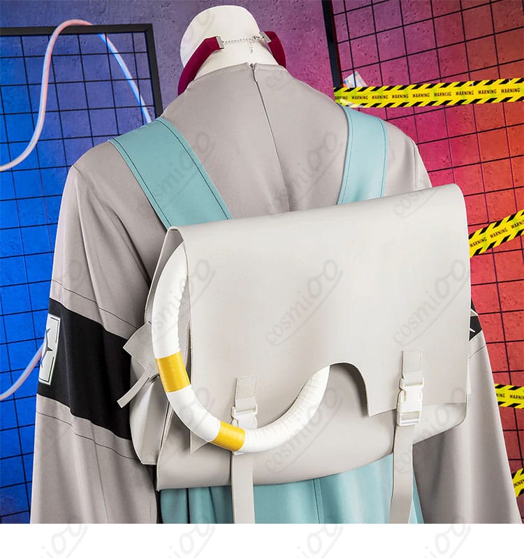 背面ヨークとストラップ基部の補強ステッチが分かる背面装飾写真