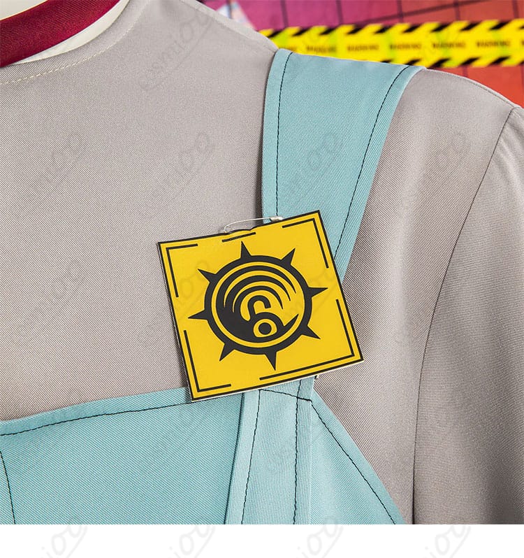 肩ベルトのバッジ風装飾とストラップ留め具のアップ