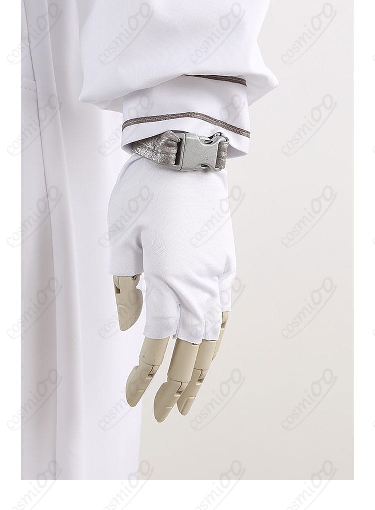 手袋と手元アクセのディテール。グローブの素材感とリストバンドの固定感を示す拡大画像。