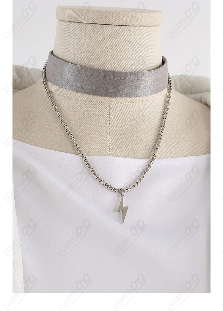 首元アクセサリーのディテール。チョーカーとネックレスの形状・長さ・留め具の仕上げが分かる拡大画像。