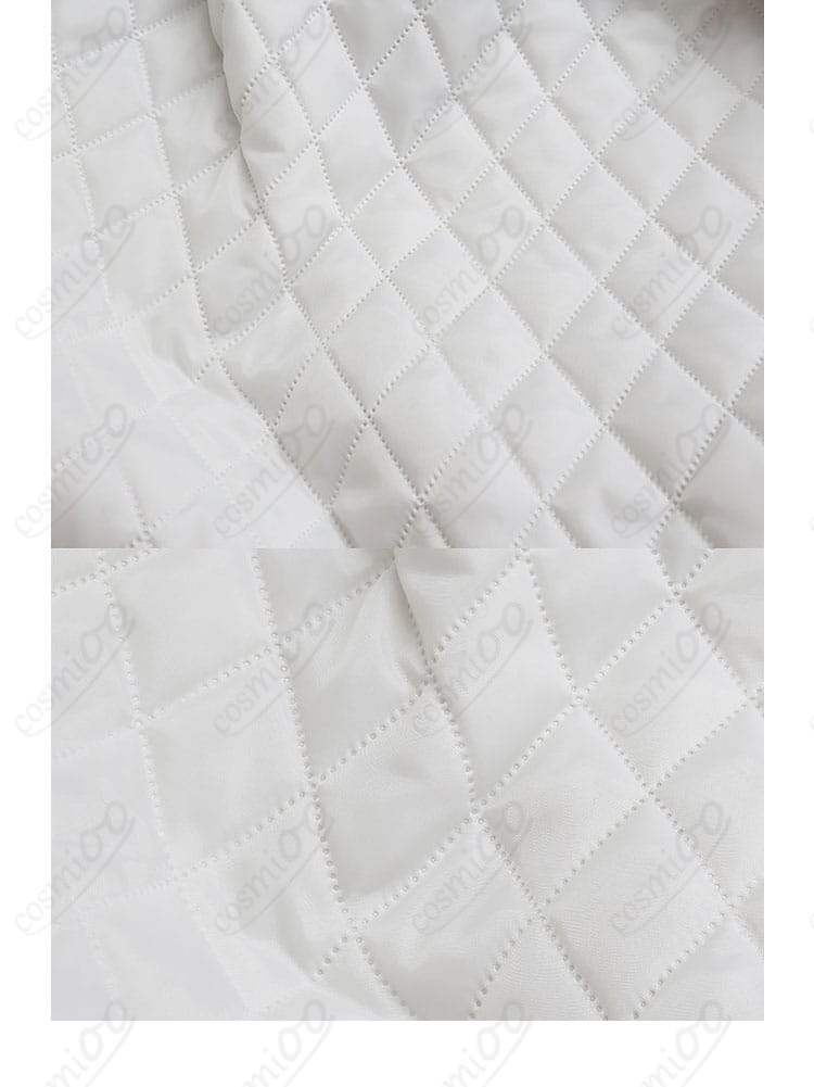 衣装のメッシュ装飾ディテール。ネット風パーツの配置と透け感、コントラストを強調した近接写真。