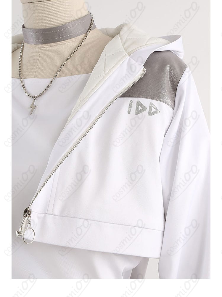 肩・袖の装飾ディテール。ライン入り袖と肩の切替、ステッチワークの質感を見せるクローズアップ。