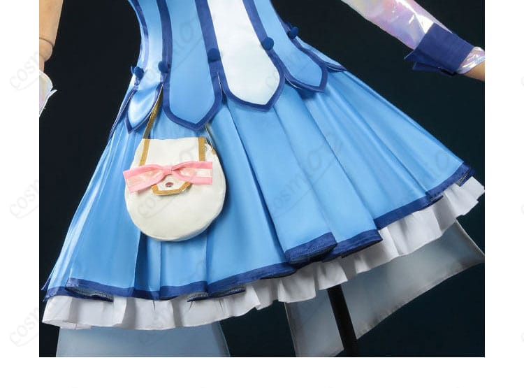 スカート裾の装飾ディテール。裾ラインのトリムと生地のハリ、写真映えするエッジを表現。