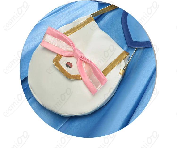 ウエストのポーチ装飾の接写。収納可能なポーチの形状と留め具が確認できる。