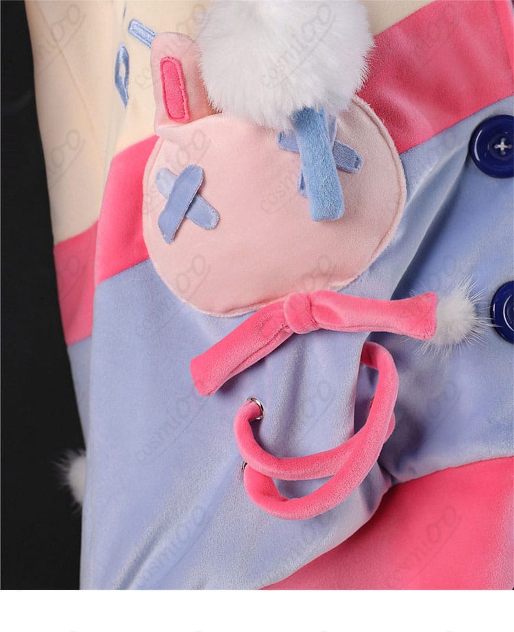 コート本体の装飾ディテール。パイピングと切替の質感を強調