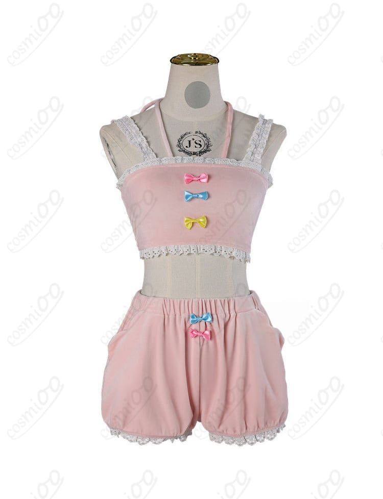 インナーの襟元とレイヤー構成のディテール。縫製と素材感が分かる接写