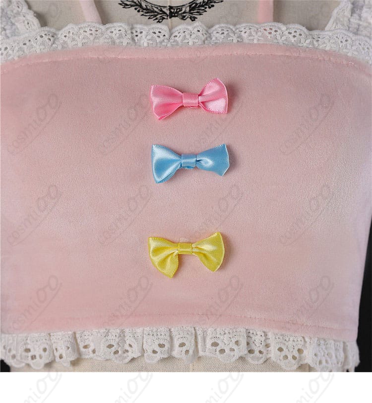 上衣の胸元装飾ディテール。パーツ配置と質感の確認