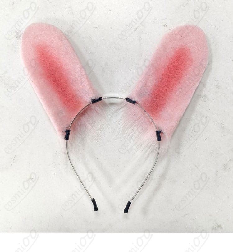 イヤーアクセサリーのディテール。形状と留め具の仕様を確認