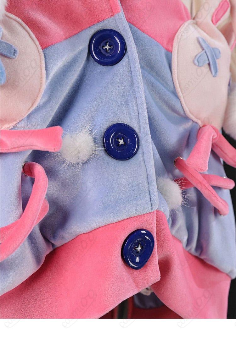 前立て付近のボタン装飾ディテール。艶感と留め位置の再現を強調