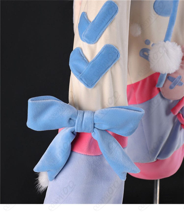 コート袖のリボン装飾ディテール。位置とサイズ感の比較用