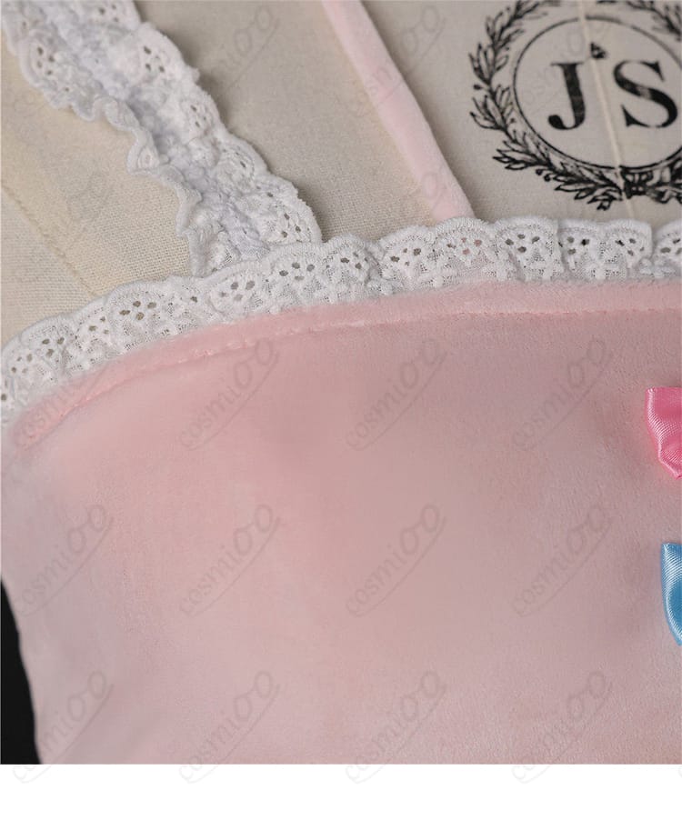 上衣の襟元装飾ディテール。レイヤーとリボンの重なりを強調