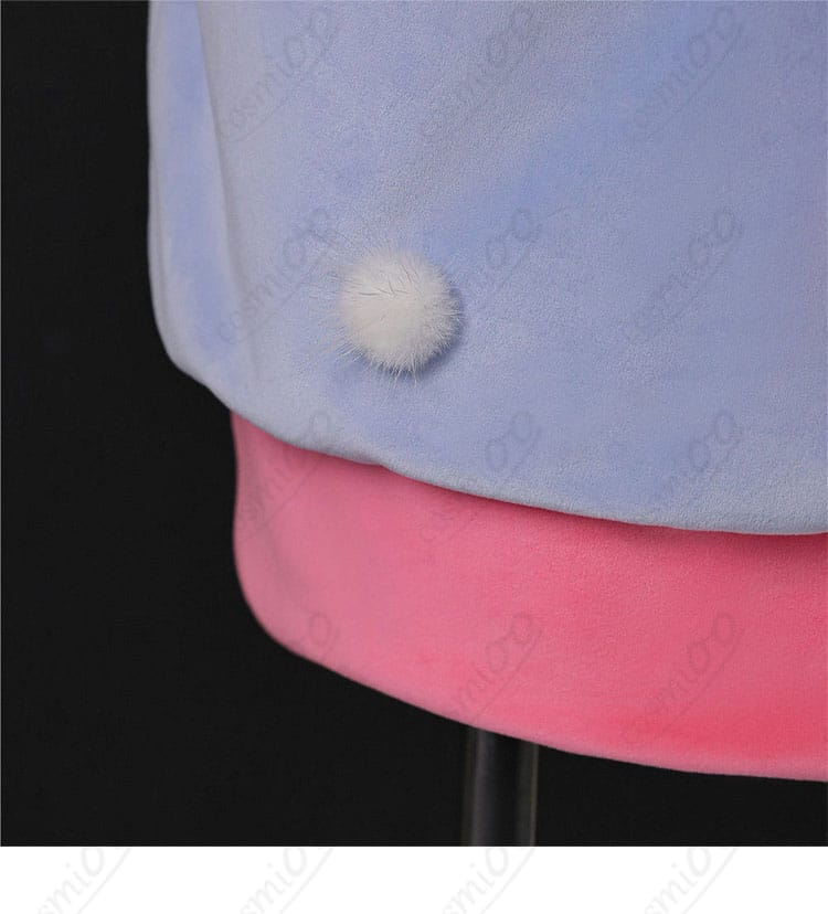 コート裾のディテール。ステッチとドレープ感を確認