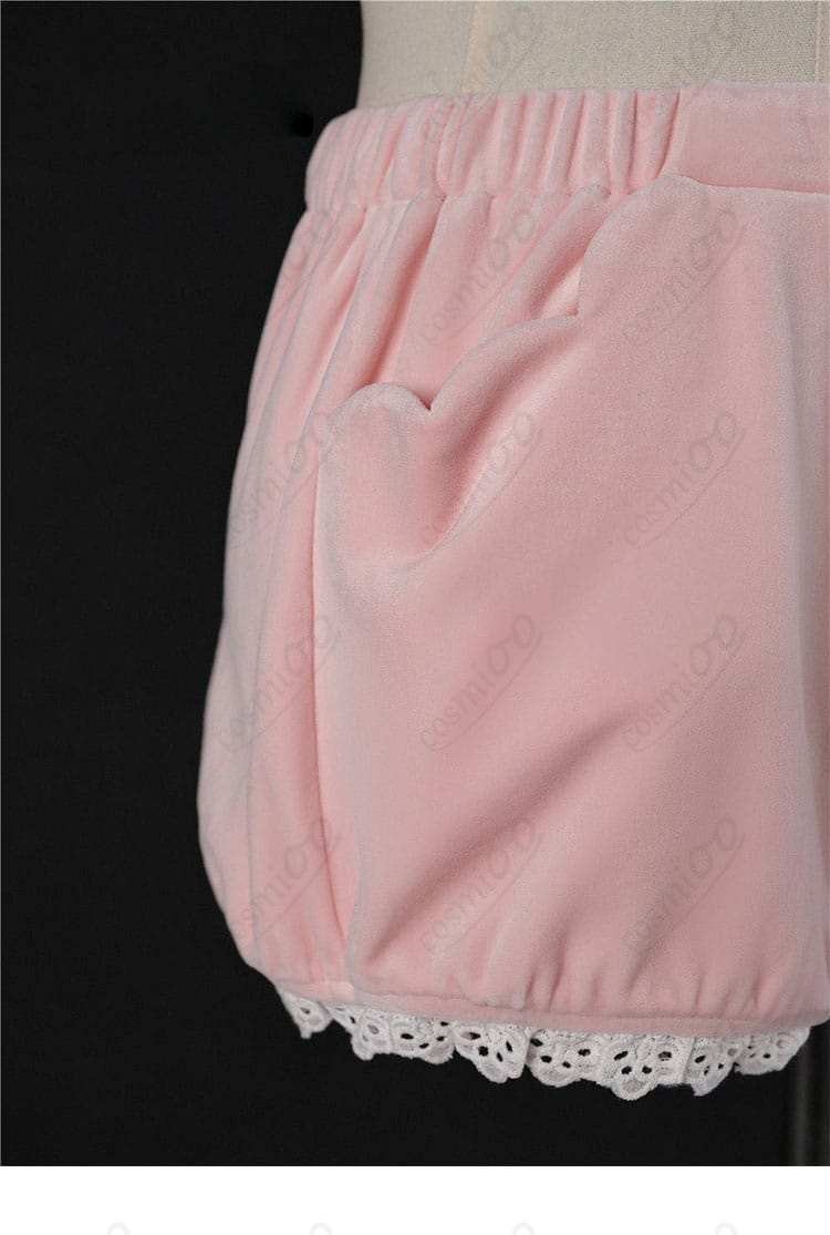 ショートパンツの接写。生地の厚みとウエスト仕様を示す