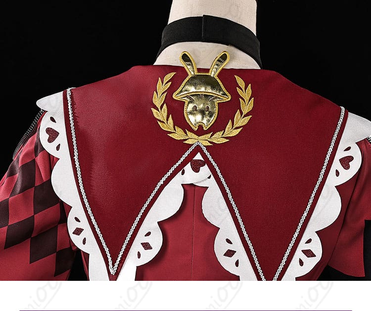 花火（スパークル）衣装の背面披肩装飾ディテール。揺れ感と留め具の構造が分かるアップ。