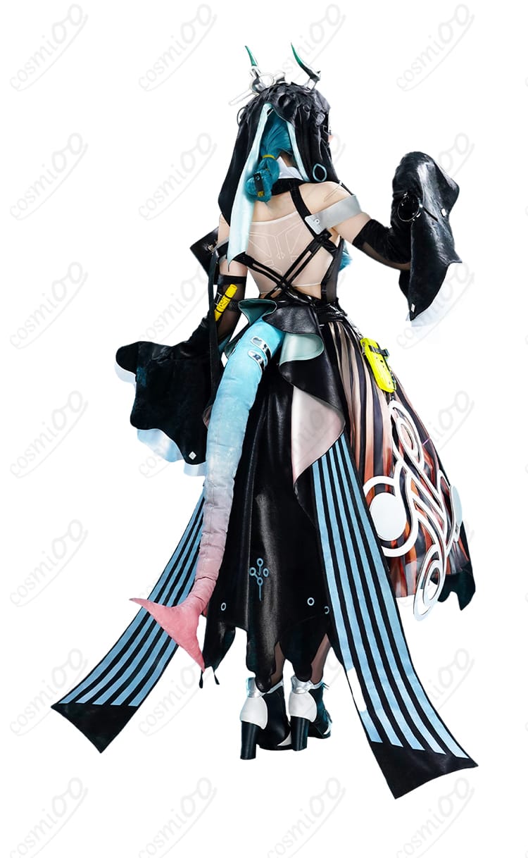 ザイヒ衣装の背面全景。ファスナー位置とスカートの広がり