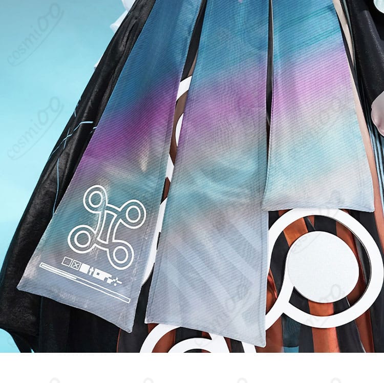 スカート裾の飾りパーツと配色のアップ