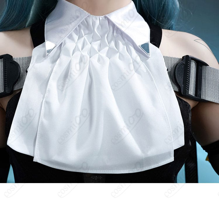 襟元とスカーフ風装飾、胸元パーツの近接ディテール