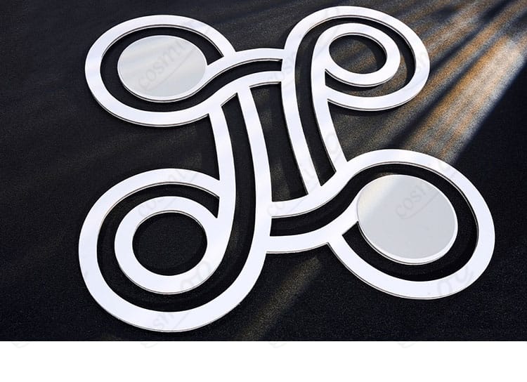 スカート飾りとパニエの重なりによる立体感