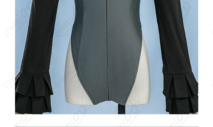 インナー前合わせ（衣襟）の装飾ディテール。配色ラインとステッチ