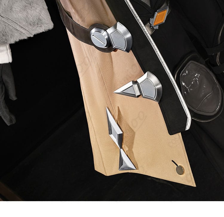 コート裾飾りとステッチ、裾のハリ感が伝わるディテール