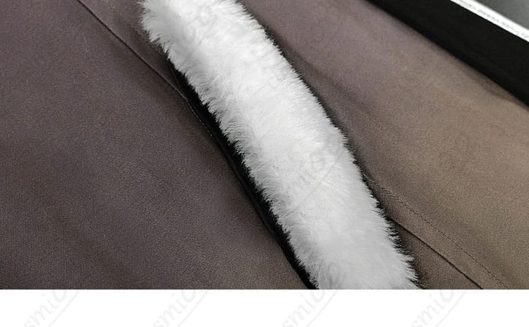 コートのポケット周辺の装飾とチェーン類のディテール