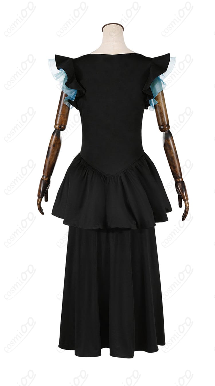 黒川あかね 劇団ララライ アイドル衣装の背面。裾の広がりとバックスタイルの形状