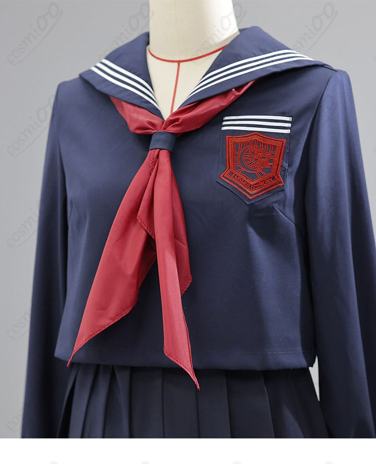 セーラー襟とスカーフ結び目のディテールがわかる近接写真