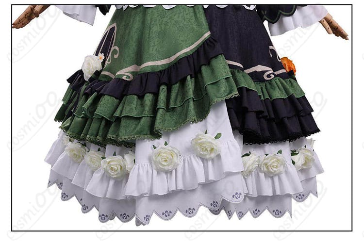 スカート裾レースのディテール。中世風の華やかな印象を強調