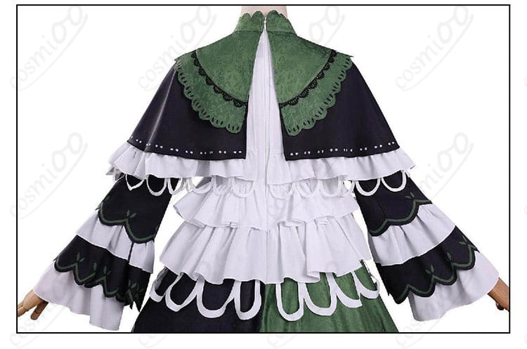 披肩（ショルダーアクセサリー）の装飾ディテール。立体的なシルエットを補強