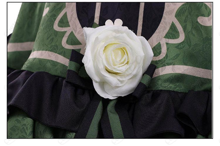 スカート右側の白い花飾りディテール。立体感あるモチーフ