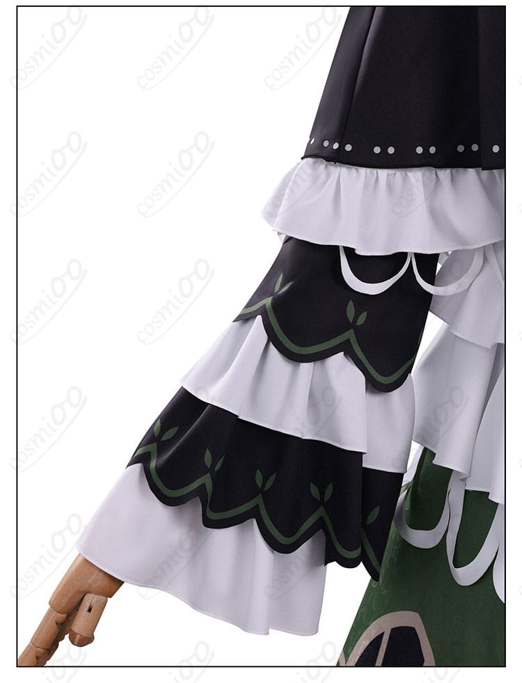 袖口の装飾ディテール。レースと縁取りの意匠で上品さを演出