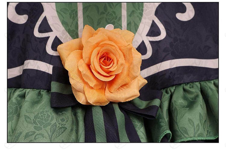 スカート左側の黄色い花飾りディテール。左右のカラーアクセントを表現