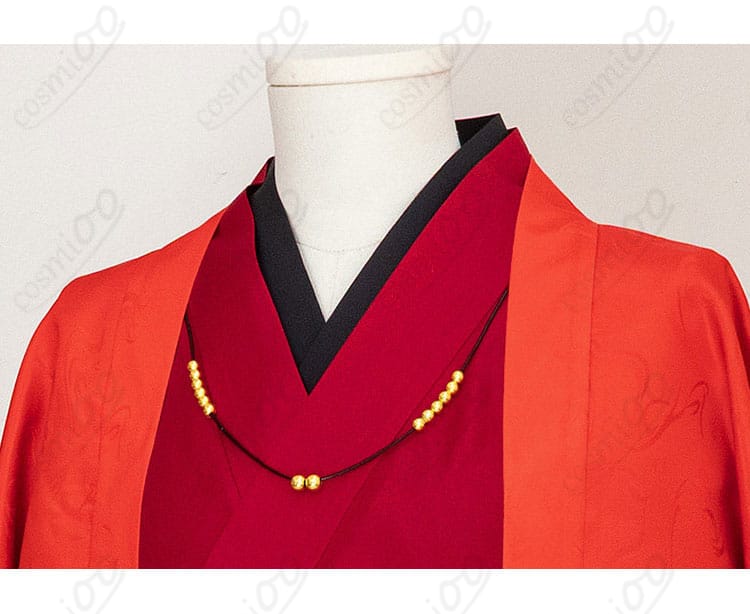 トップス襟元とネックレス装飾のディテールアップ。質感と留め位置を確認できる