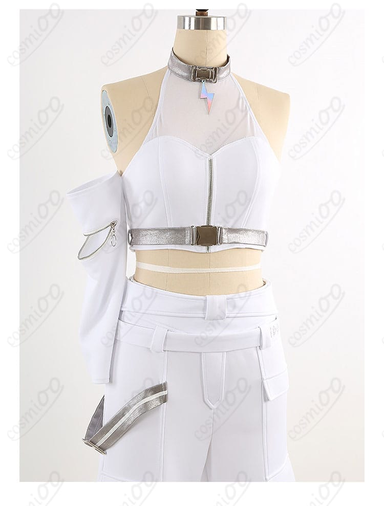 ベスト装飾の近接写真（胸元のラインと生地の艶感）