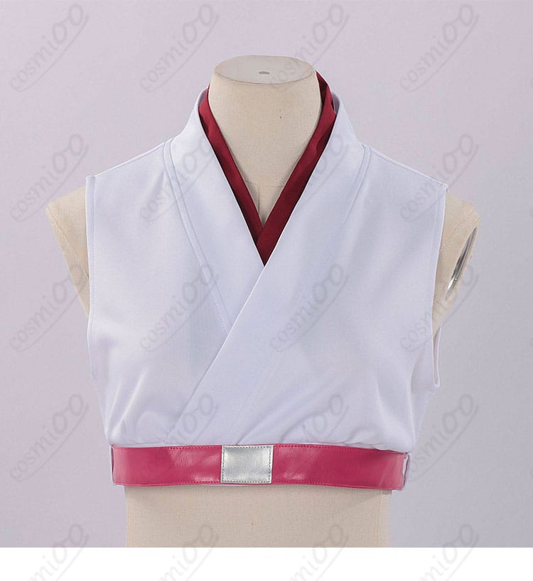 上衣装飾のクローズアップ。フロントの意匠と生地のマット感を強調。