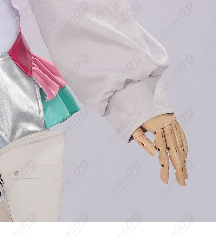 袖口のディテール。カフスの形状と縫製、手元まで上品に見せる設計。