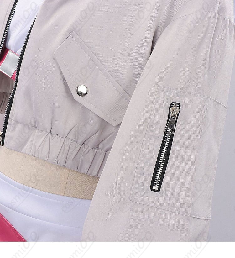 コートのポケット周りの装飾。実用性とデザインのバランス、補強ステッチを確認。