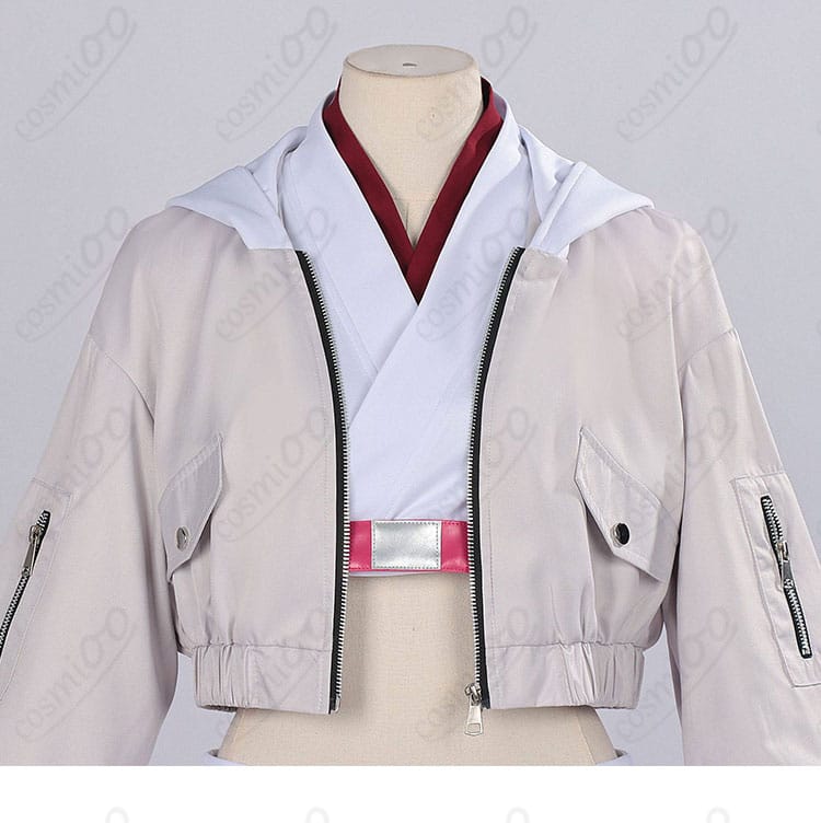 襟元ディテールの近接。インナーとコートのレイヤード、縫製と装飾の質感を示す。