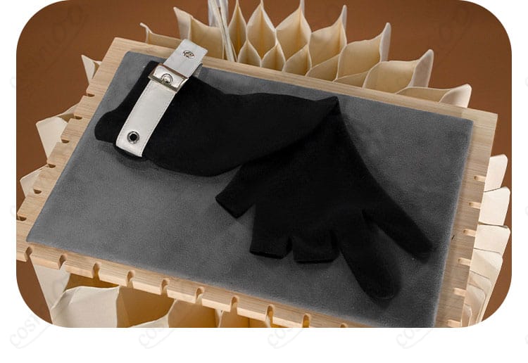 手袋の素材感と甲部分の装飾ディテール