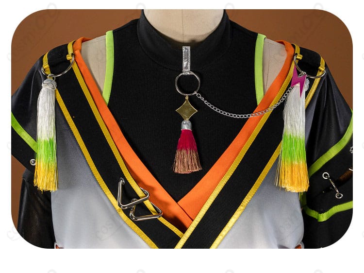 襟元の装飾プレートと縁取りのディテール