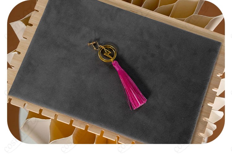 耳飾りの形状・質感と金具のアップ