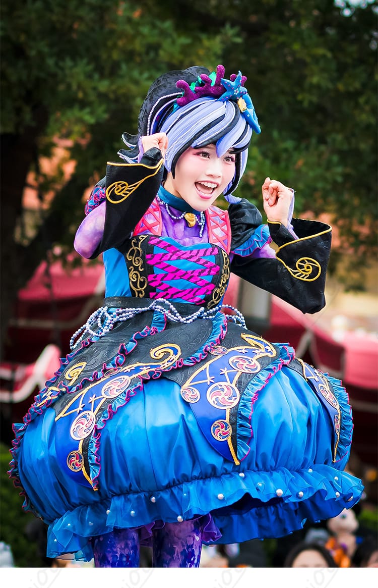 モデル着用・正面からのクラゲダンサー衣装 再現度と発色が分かるカット