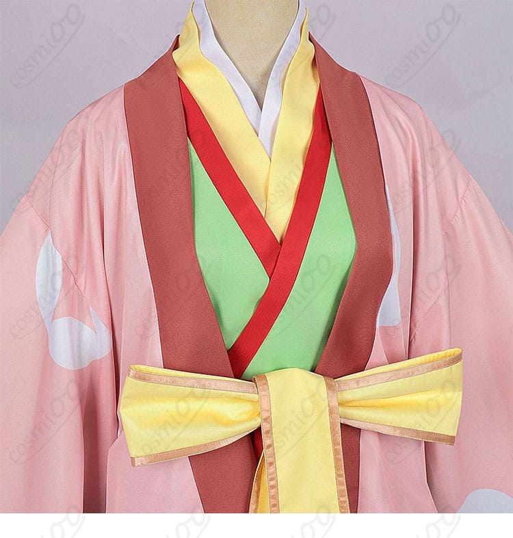 襟元装飾のアップ（和柄パイピングと重ね襟のディテール）