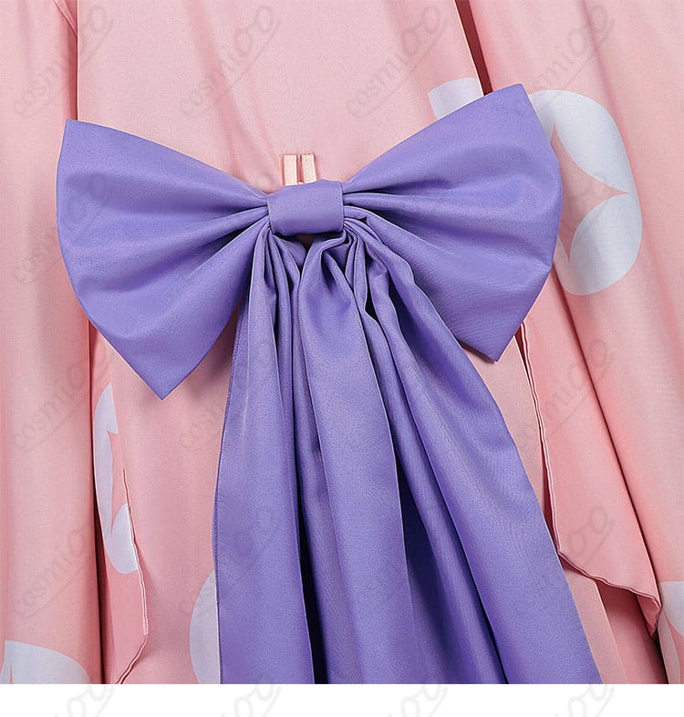 背面の大きな蝶結び装飾のアップ（ボリューム感と結び形）