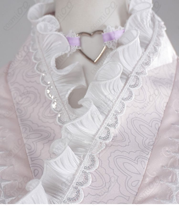 斜襟の襟元と装飾パーツ（パール等）の接写ディテール