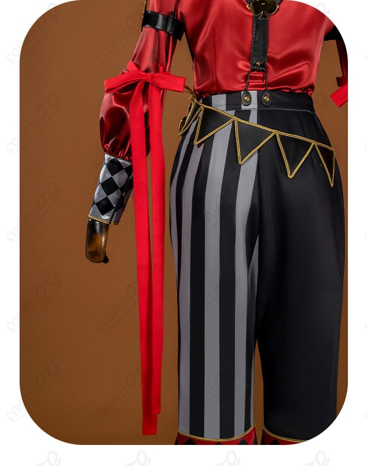 プレイフル・ドレスのズボン装飾とサスペンダーの質感